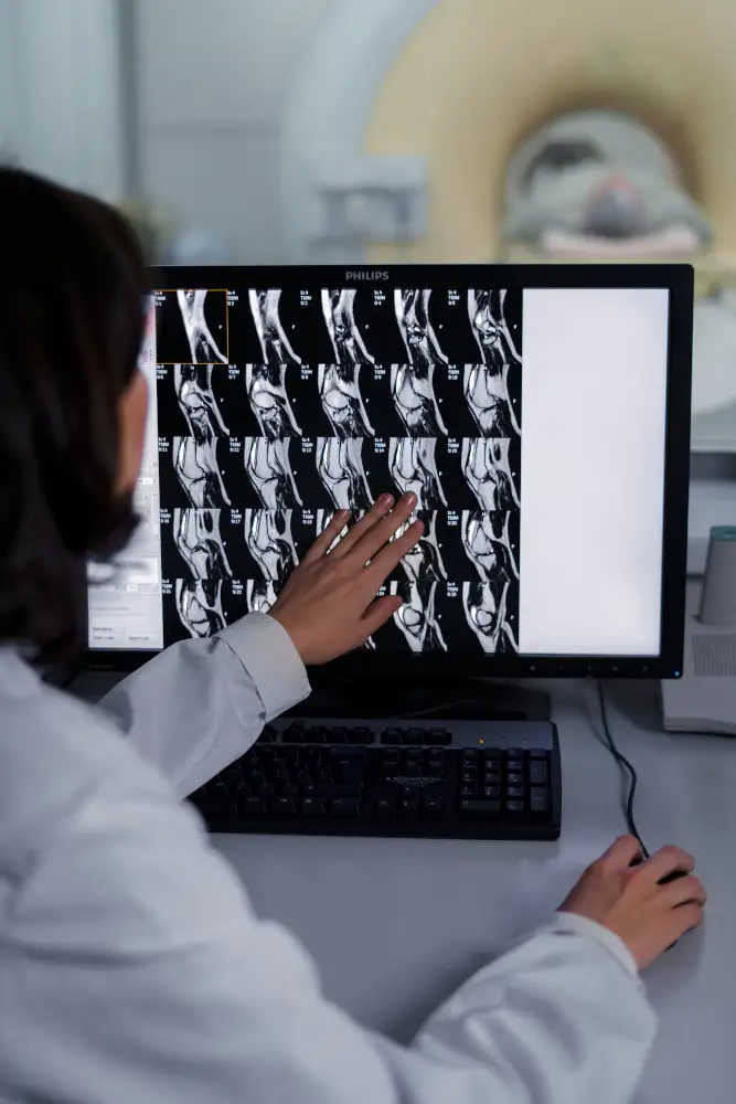 doctor-mirando-por-encima-de-la-tomografia-computarizada