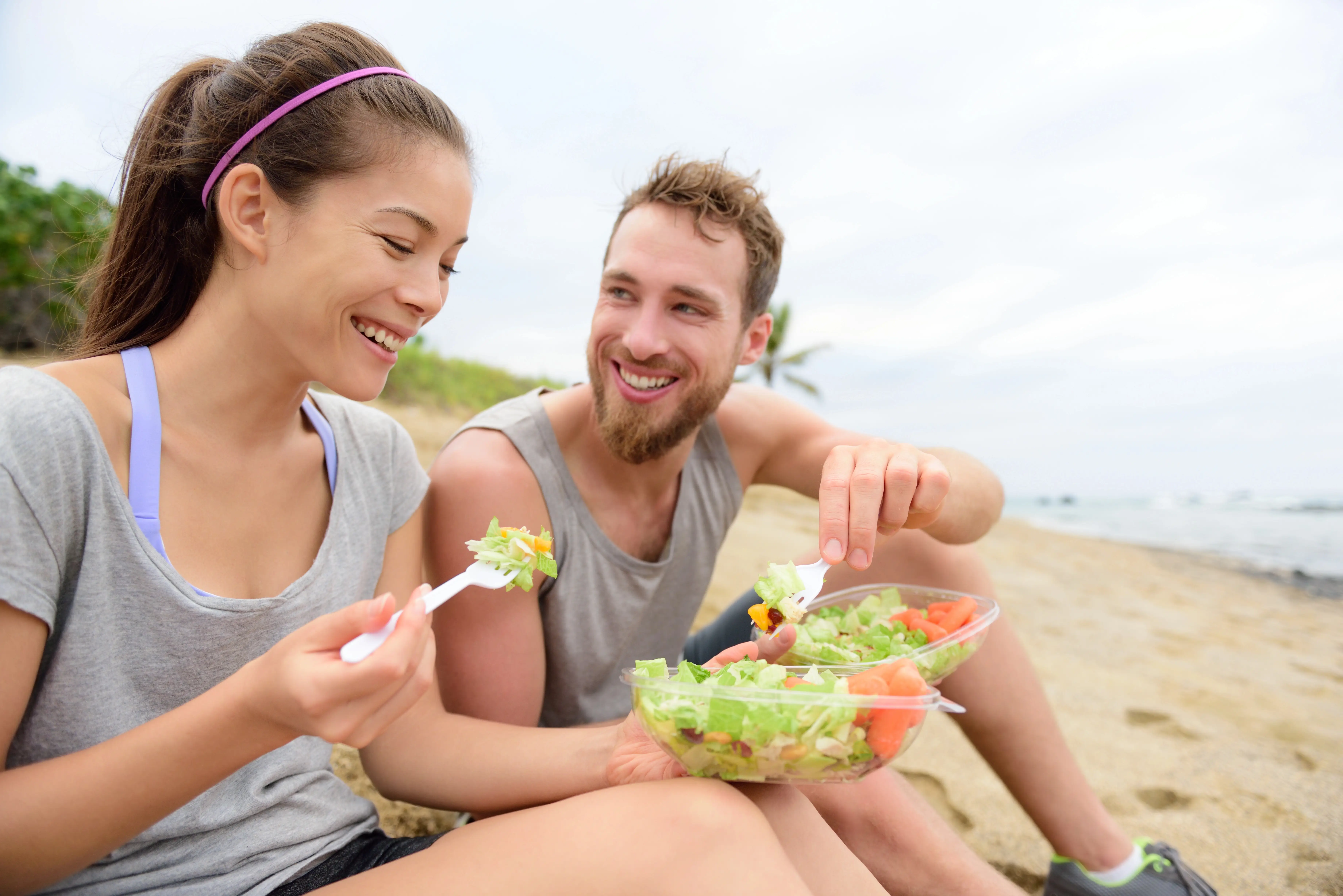 Amigos comiendo saludable y moderador